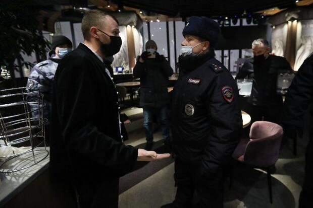 Полиции пришлось выламывать дверь работавшего после полуночи ресторана