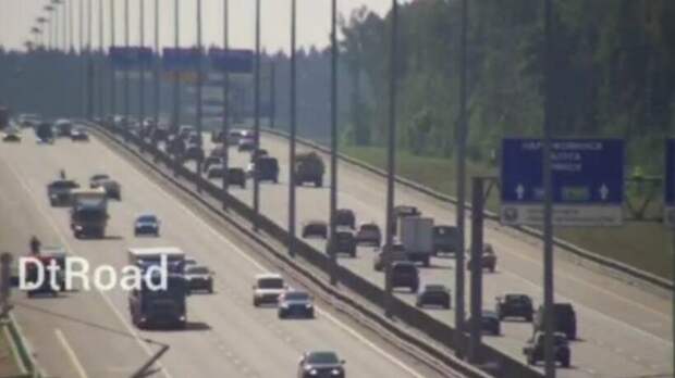 Микроавтобус влетел в машину на Киевском шоссе в Москве