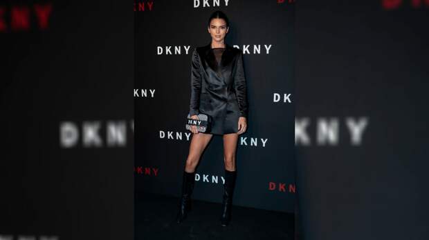 Кендалл Дженнер в шикарном атласном пиджаке и ботинках Go-Go на юбилейной вечеринке DKNY
