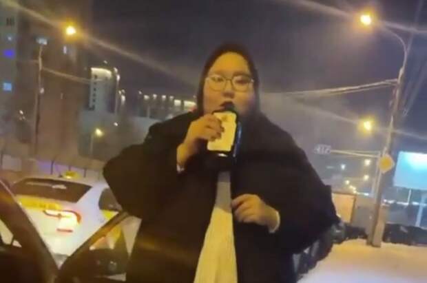 В Красноярском крае пассажирка напала на таксиста за отказ подключить наушники