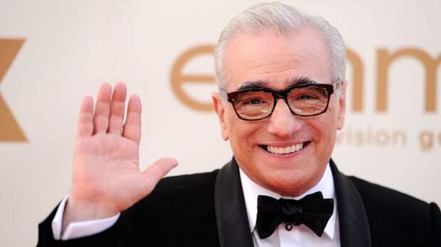 director martin scorsese waving at the camera
