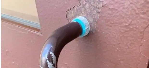 Дверную ручку в доме на Куркинском шоссе закрепили крышкой от бутылки