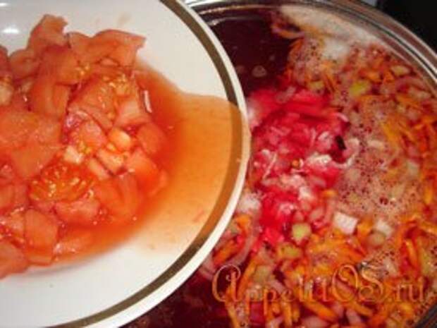Следом за мясо добавить помидоры