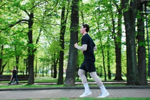 Специалист объяснил, в каких случаях боль в колене после пробежки опасна