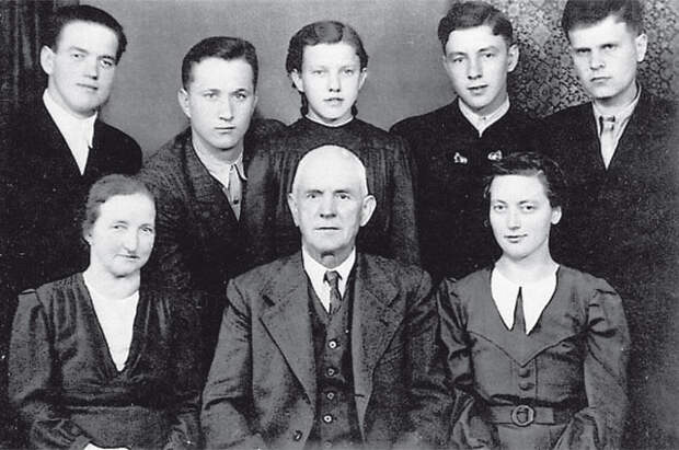 На снимке (второй ряд, крайние слева и справа) Михаил Рыбчинский и Николай Цемкало, девочка-подросток посередине - Анна Хакль, в первом ряду крайняя слева - Мария Лангталер, рядом с ней её муж. 
