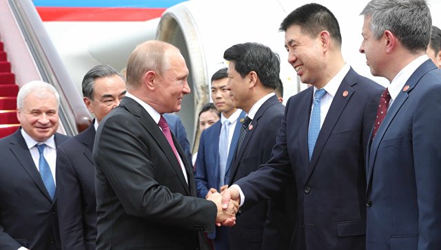 Президент РФ Владимир Путин, прибывший с государственным визитом в КНР, в аэропорту Шоуду. 8 июня 2018 Президент РФ Владимир Путин, прибывший с государственным визитом в КНР, в аэропорту Шоуду. 8 июня 2018
