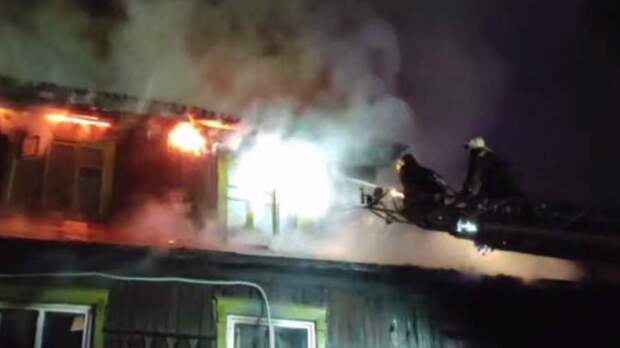 Четыре человека погибли при пожаре в многоэтажном доме в Новосибирске