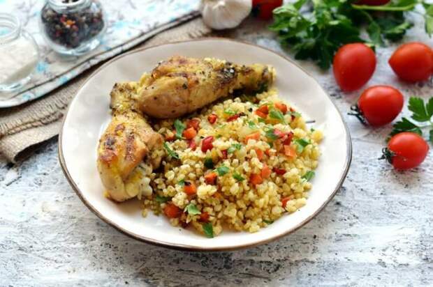 Куриное филе с булгуром и овощами. \ Фото: pinterest.com.