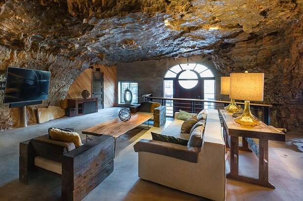 Пещеру превратили в неординарный отель.