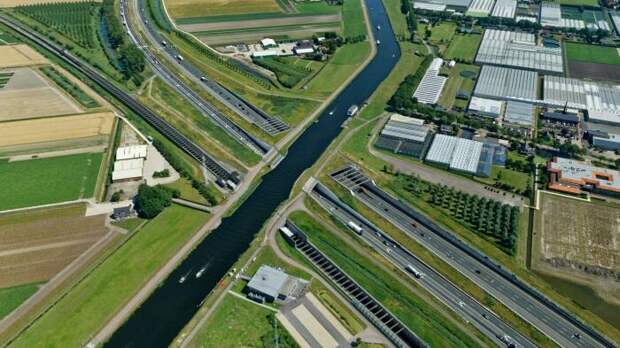 Водный мост стал продолжением судоходного канала Ringvaart Haarlemmermeer (Нидерланды). 