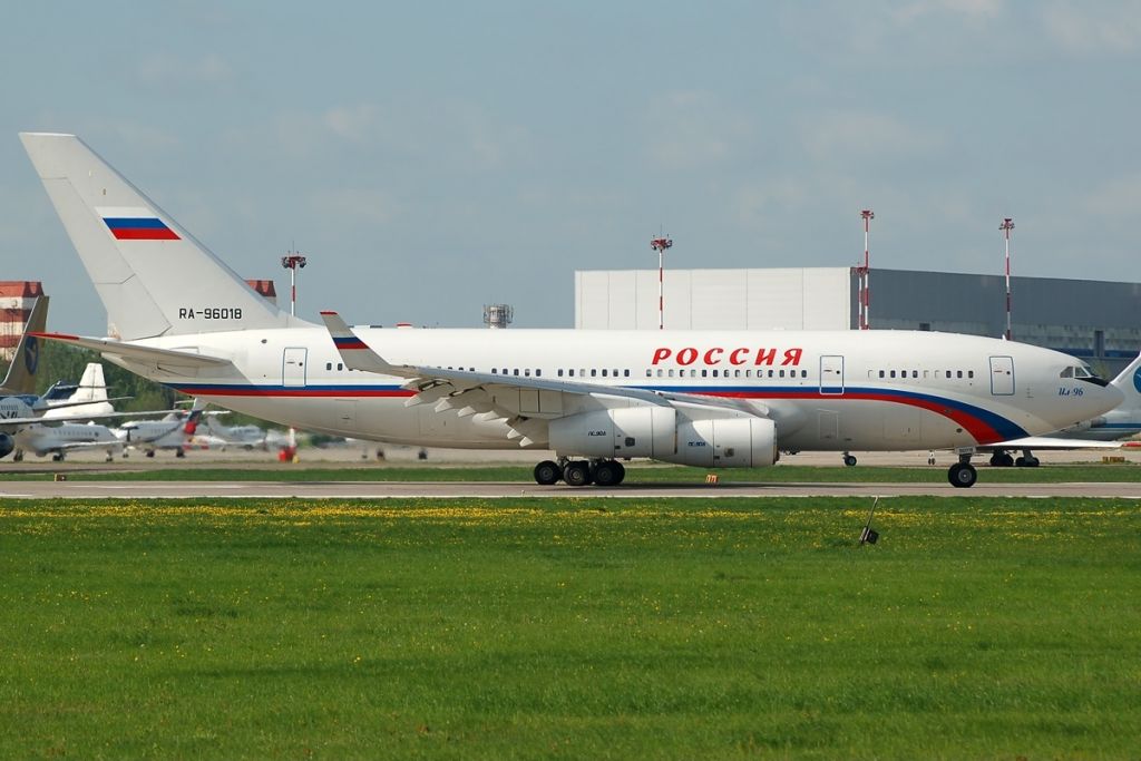 Ильюшин_Ил_96_74393202018,_Москва_Внуково_RP20591.jpg