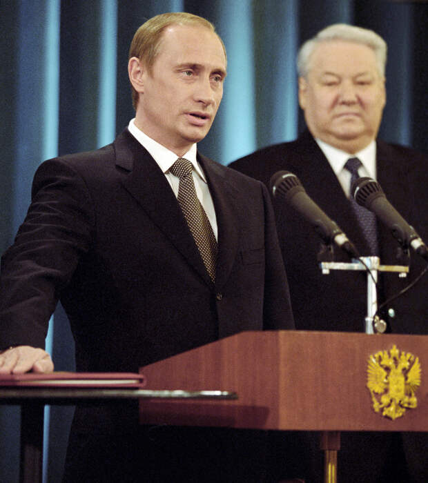 1. Путин становится президентом России.