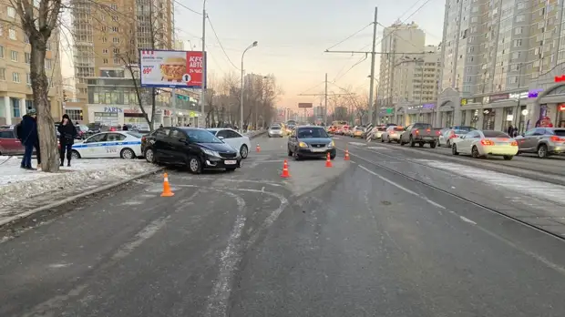 Газелист проехал на красный и сбил женщину на «зебре»