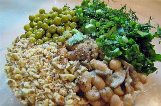 Тёплый фасолевый салат с грибами и орехами