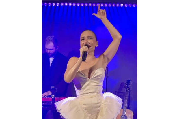 Ольга Серябкина вышла на сцену в наряде с глубоким декольте