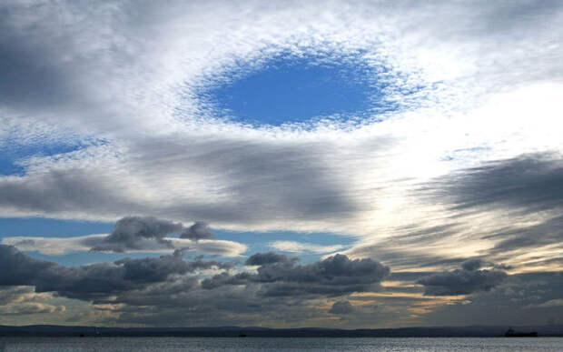 Эффект Fallstreak в перисто-кучевых облаках