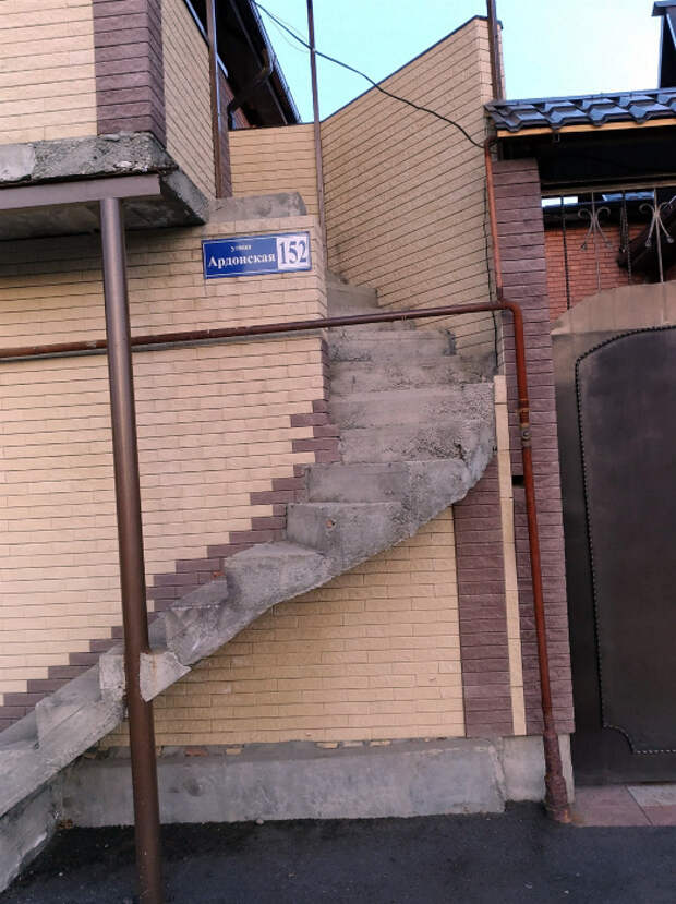 Тесные взаимоотношения лестницы и столба. | Фото: Пикабу.
