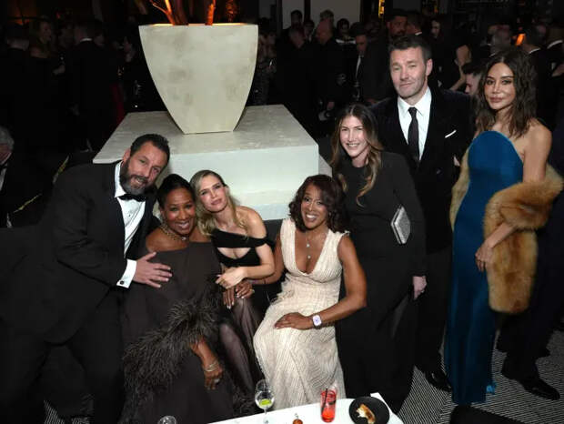 Адам Сэндлер, Николь Авант, Сара Фостер, Гейл Кинг, Джеки Сэндлер, Джоэл Эдгертон и Кристин Сентенера