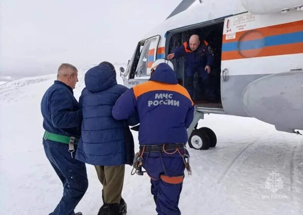 Спасатель: туристов засыпало снегом за полтора часа, еле выбрались из палатки