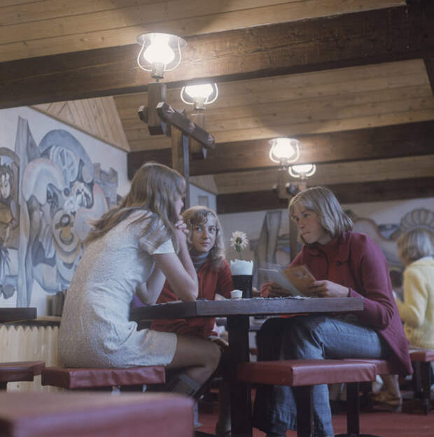 Три девушки отдыхают в кафе «Два петушка». Литва, Клайпеда, 1974 год.