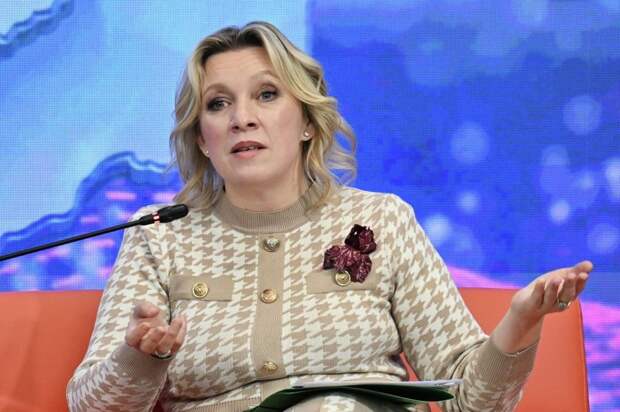 Захарова: Запад продолжает пытаться героизировать украинских нацистов