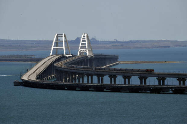 На Крымскому мосту временно перекрыли движение автотранспорта