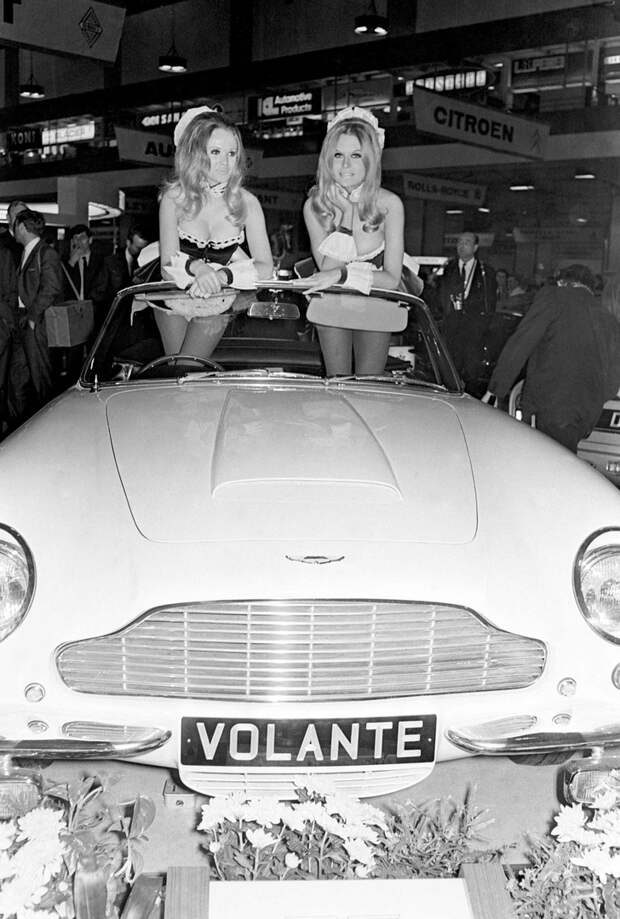 Девушки и автомобили на Британском автосалоне. Лондон, 1967 год.