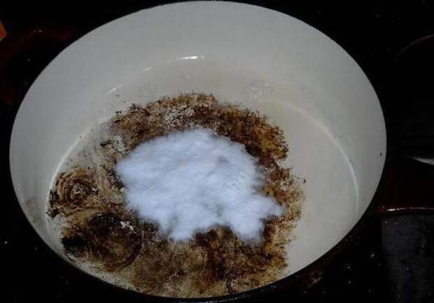 Пригоревшее после варенья дно кастрюли поможет очистить сода