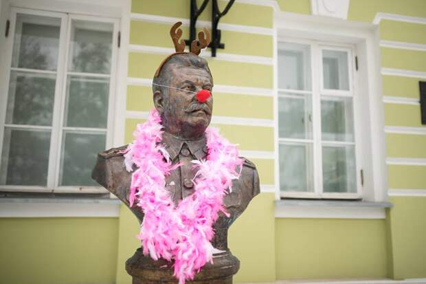 Московский депутат Люся Штейн нарядила бюсты Сталина и Николая II в клоунов (фото)