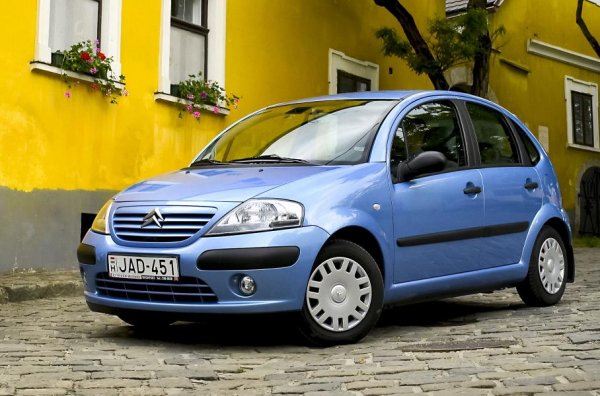 Изначально эта модель называлась реинкарнацией 2CV. Это неправда, хотя формы C3 относятся к легендарному минивэну, который является одним из самых популярных автомобилей в истории. Любопытно, что дизайн французской машины доверили итальянцу Донато Коко, ранее создавшему Citroen Xsara Picasso, Ferrari 430, 458, 599XX и California.