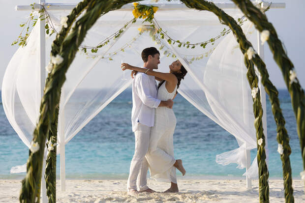 Я буду в белом: идеальная свадебная церемония на Мальдивах в Kuredhivaru Resort & Spa