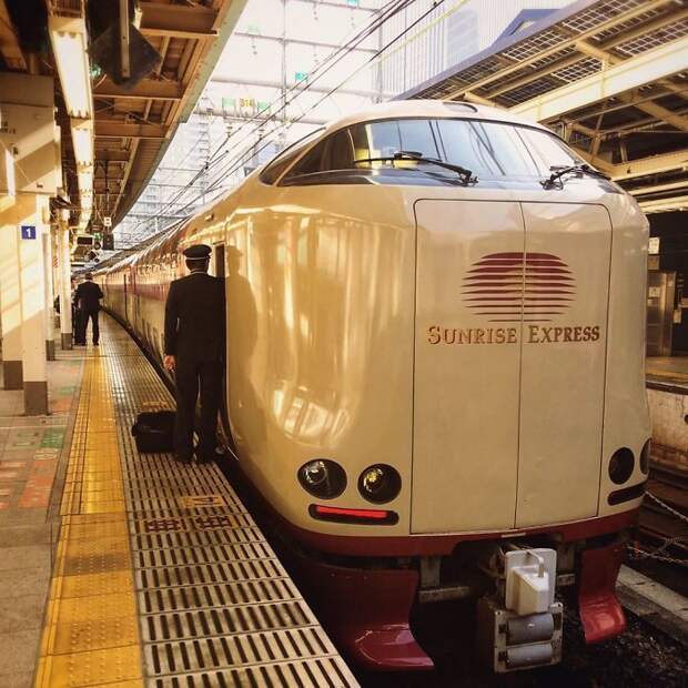 Японские ночные поезда выглядят совершенно обыкновенно снаружи, но не внутри