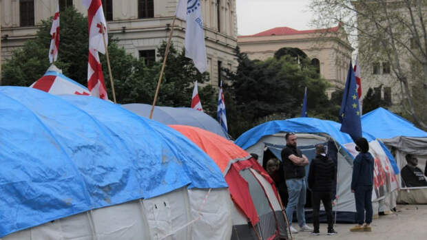 Палатки оппозиции у парламента стоят уже несколько месяцев