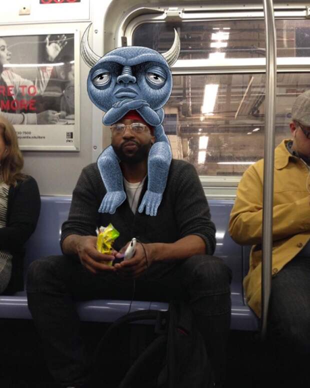 Забавные монстры с незнакомцами в метро