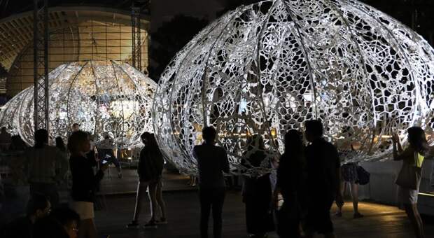 50 человек два месяца вязали крючком гигантские светильники для сингапурского залива