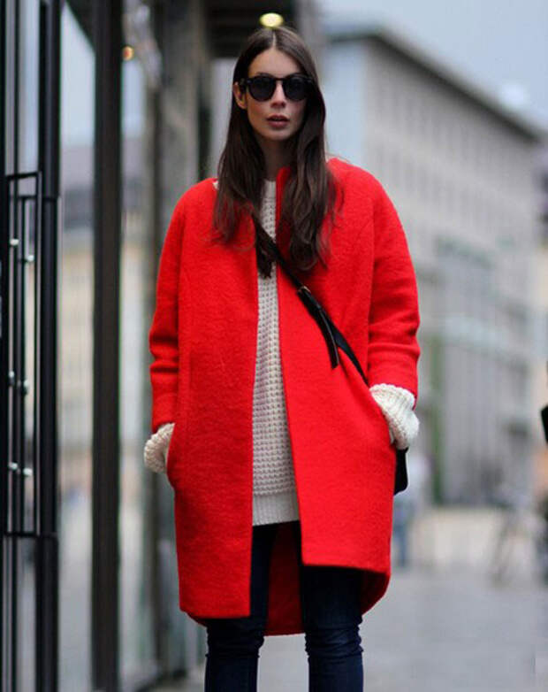 девушка в красном пальто и с сумкой через плечо