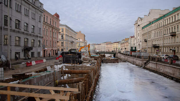 Петербуржцам показали, как ремонтируют набережную канала Грибоедова