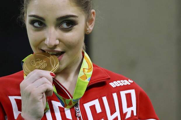 Олимпийский секрет: почему чемпионы так любят кусать свои медали