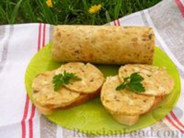 Фото к рецепту: "Колбаса" из крошек с кусочками грибов и курицы