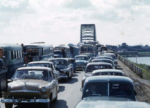 9 июля 1961 г., народ едет на авиационный парад из Москвы в Жуковский. Фотография сделана немецким фотографом по имени Wim Dussel. история, ретро, фото