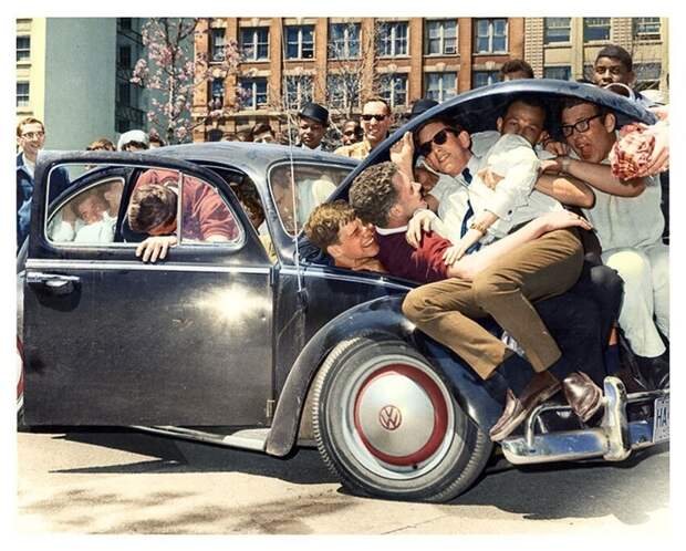 21. Студенты пытаются залеть в Volkswagen Beetle, 1965 год 21. Студенты пытаются залеть в Volkswagen Beetle, 1965 год