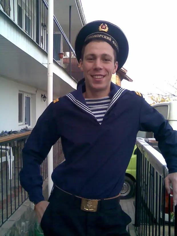 Константина наградили медалью за службу в ВДВ. Фото: Кадр из фильма