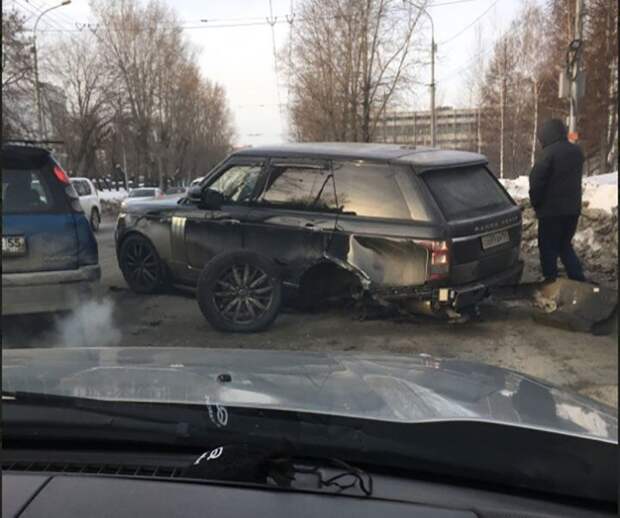 Авария дня. У внедорожника оторвало колесо в Новосибирске