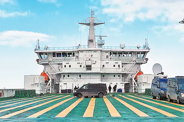 Путин принял участие в поднятии флага РФ на "Маршале Рокоссовском"