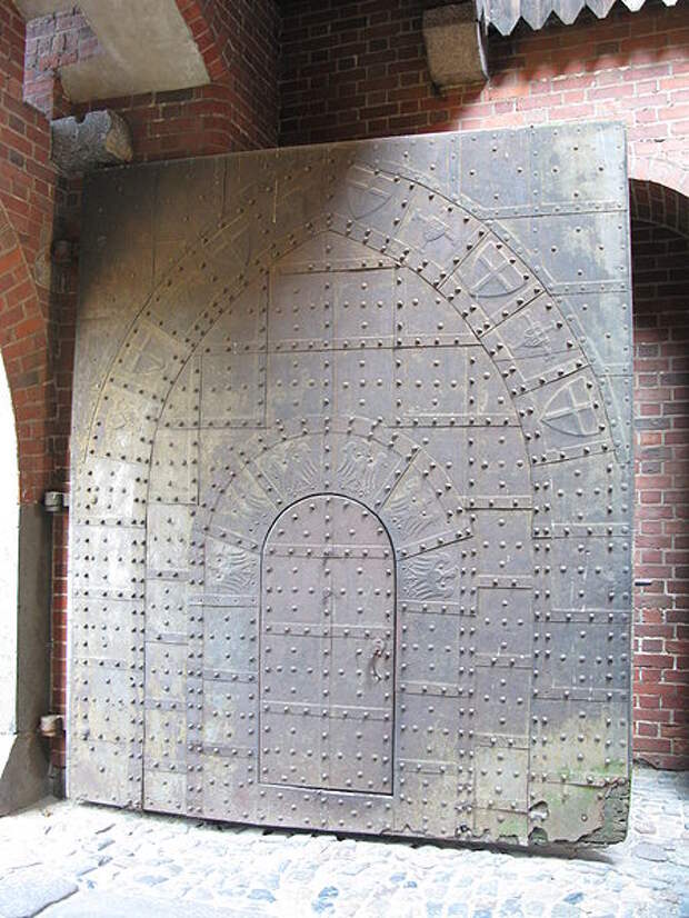 File:Malbork Castle Gate2.jpg