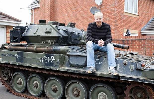 Джеф Вулмер купил танк CVRT «Скорпион» на интернет-аукционе (6 фото)