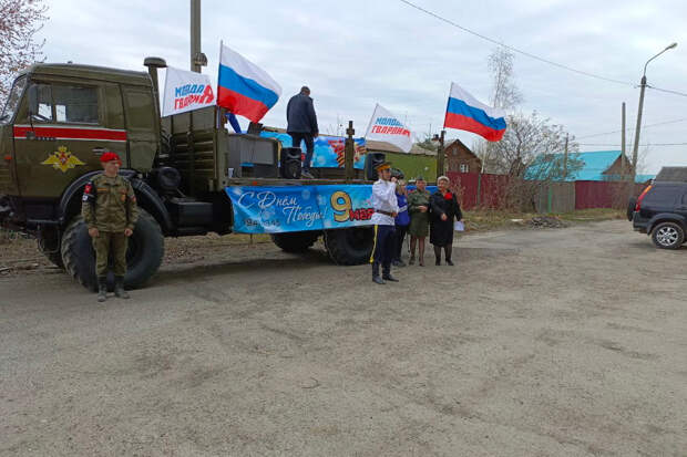 Военные полицейские ЦВО провели мини-парад у дома фронтовиков  в Иркутске
