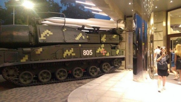 В Киеве ракетный комплекс «Бук» протаранил бизнес-центр