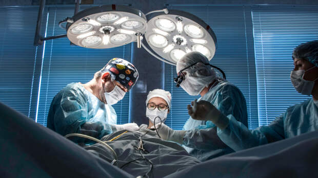 У россиянки после укуса комара удалили из глаза длинного червя