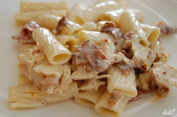 Паста с беконом и курицей
